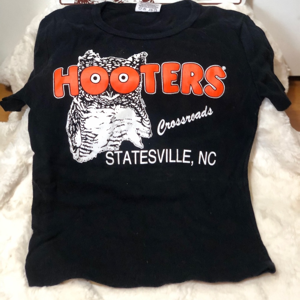Hooters girl Tshirt 🦉